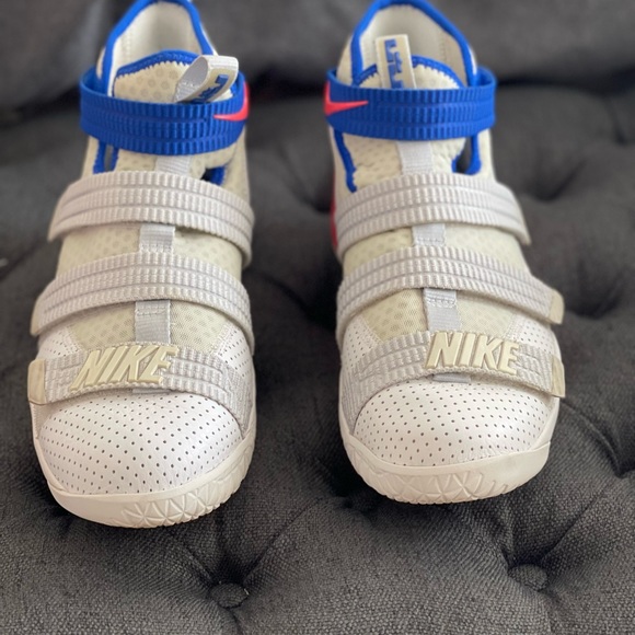 Nike Lebrons - Picture 5 of 7